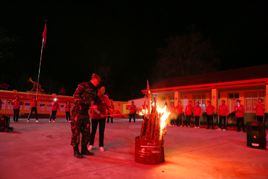 篝火晚會(huì) (2)_副本.jpg